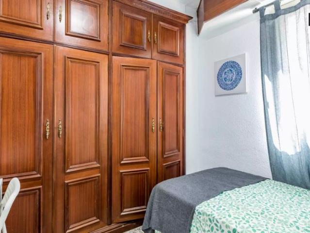 Room for rent in 5 bedroom apartment in Benicalap