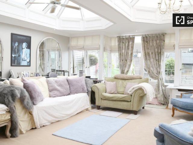 Room for rent in 5 bedroom apartment in Blackthorn, Dublin