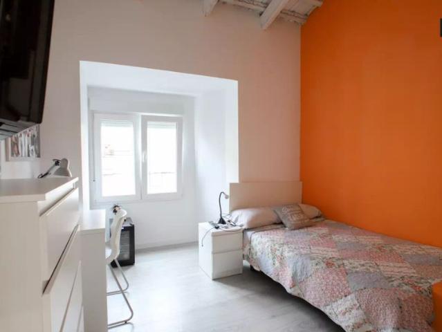 Room for rent in 5 bedroom apartment in Burjassot, Valencia