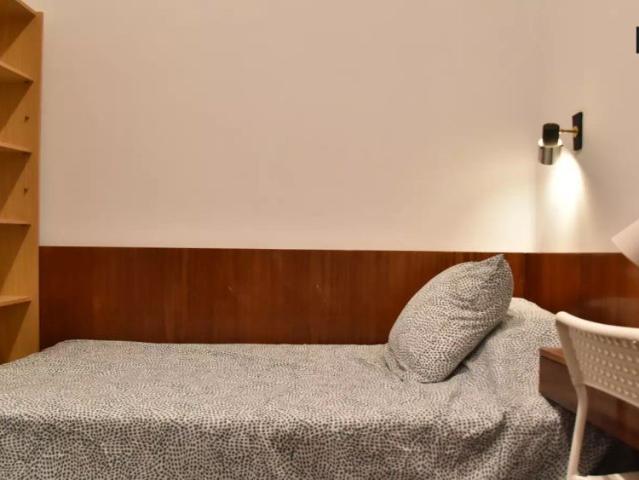 Room for rent in 5 bedroom apartment in Gran Vía, Valencia