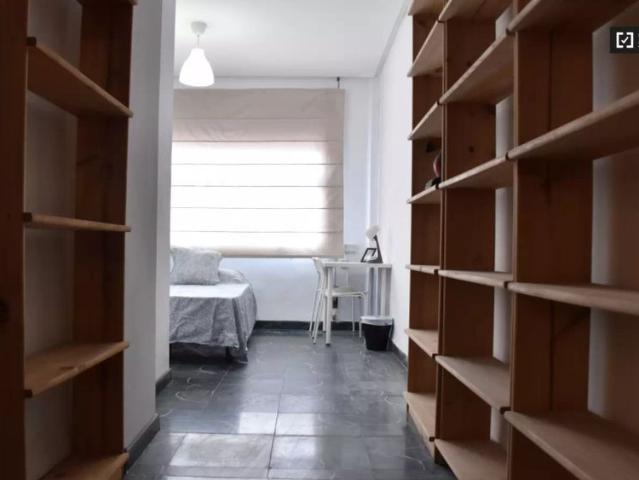 Room for rent in 5 bedroom apartment in Gran Vía, Valencia