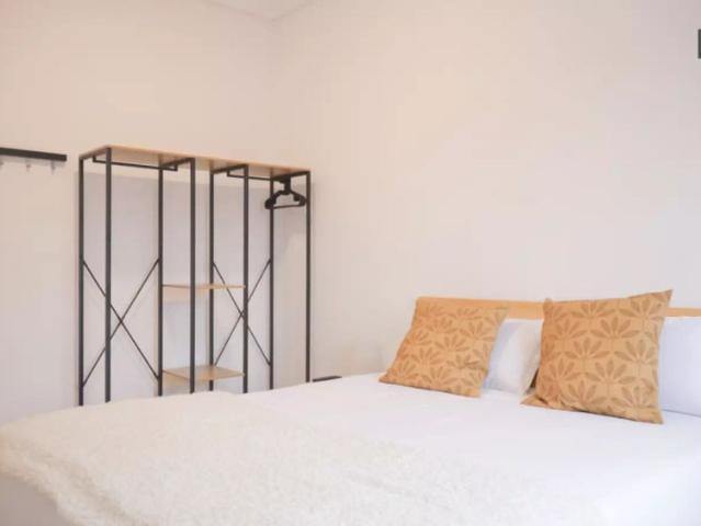 Room for rent in 5 bedroom apartment in Delicias