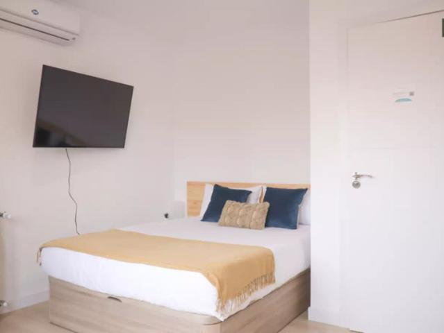 Room for rent in 5 bedroom apartment in Delicias