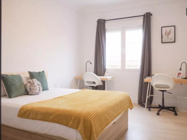 Room for rent in 5 bedroom apartment in Delicias
