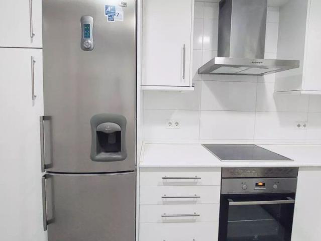 Room for rent in 5 bedroom apartment in Delicias, Madrid !