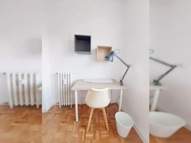 Room for rent in 5 bedroom apartment in Delicias, Madrid !