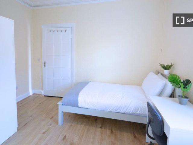 Room for rent in 5 bedroom apartment in Drumcondra, Dublin