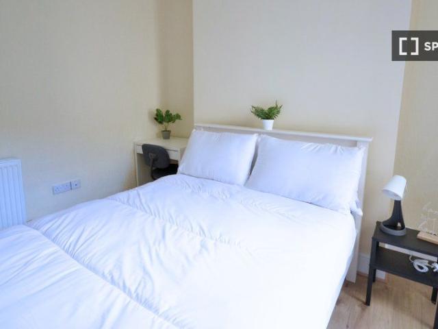 Room for rent in 5 bedroom apartment in Drumcondra, Dublin