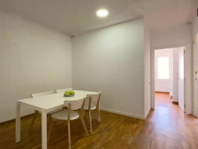 Room for rent in 5 bedroom apartment in Eixample