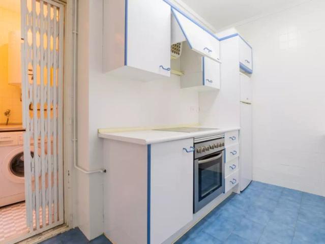 Room for rent in 5 bedroom apartment in Eixample