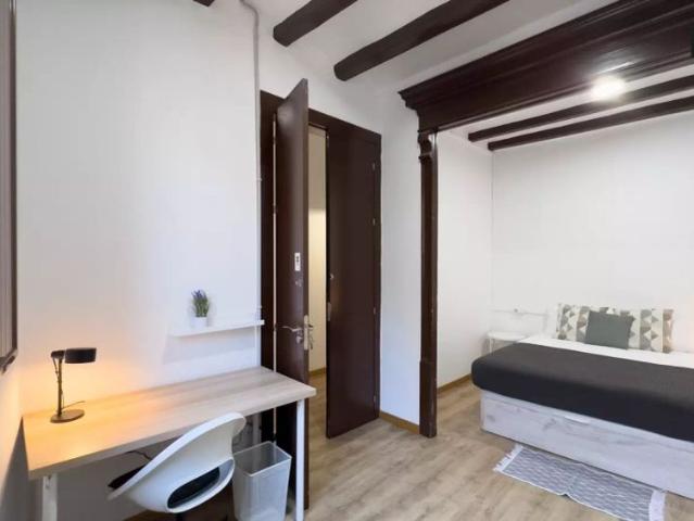 Room for rent in 5 bedroom apartment in El Raval