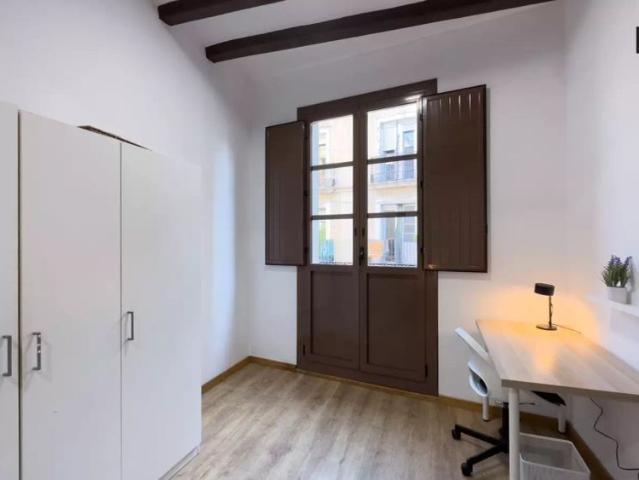 Room for rent in 5 bedroom apartment in El Raval