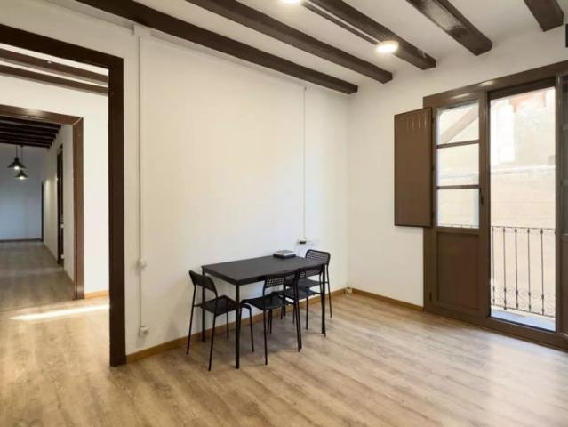 Room for rent in 5 bedroom apartment in El Raval