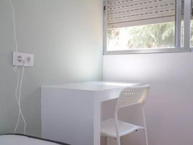Room for rent in 5 bedroom apartment in La Elipa