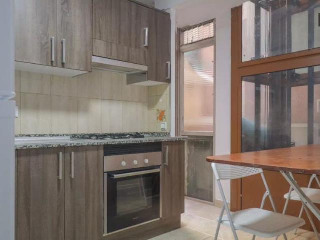 Room for rent in 5 bedroom apartment in La Elipa