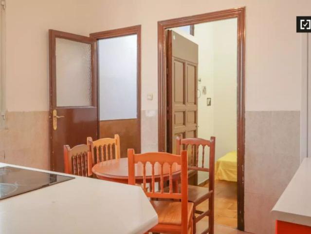 Room for rent in 5 bedroom apartment in La Latina