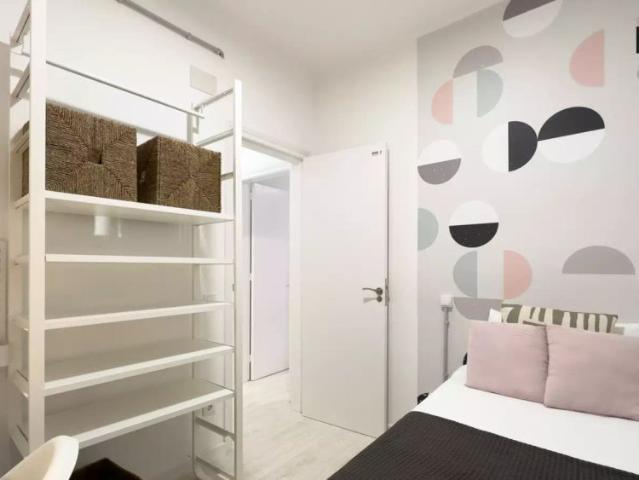 Room for rent in 5 bedroom apartment in Les Corts