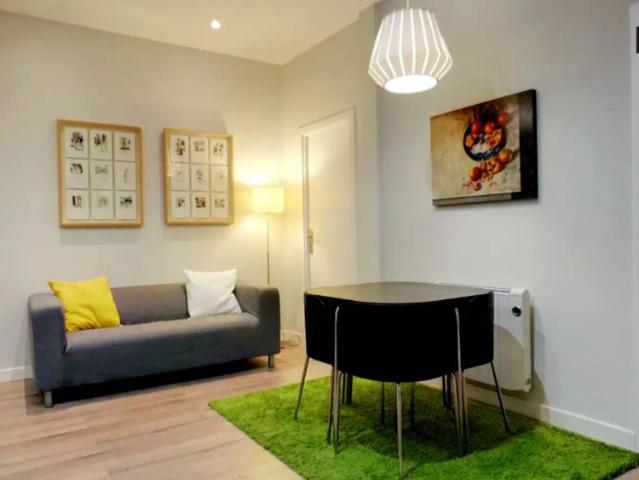 Room for rent in 5 bedroom apartment in Salamanca, Madrid