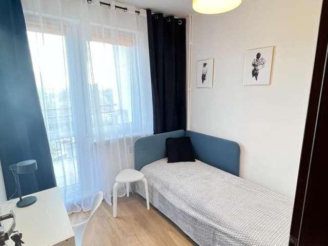 Room for rent in 5 bedroom apartment in Poznań