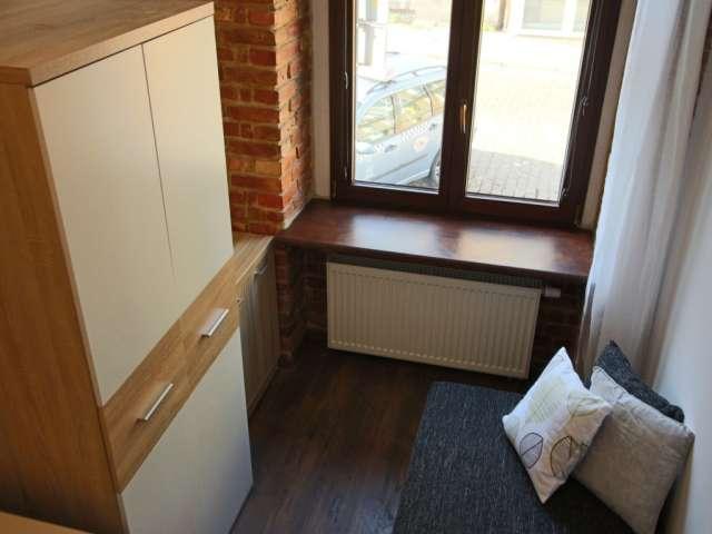 Room for rent in 5 bedroom apartment in Poznan
