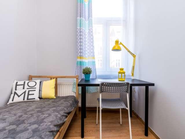 Room for rent in 5 bedroom apartment in Poznan