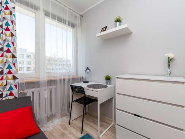 Room for rent in 5 bedroom apartment in Poznan