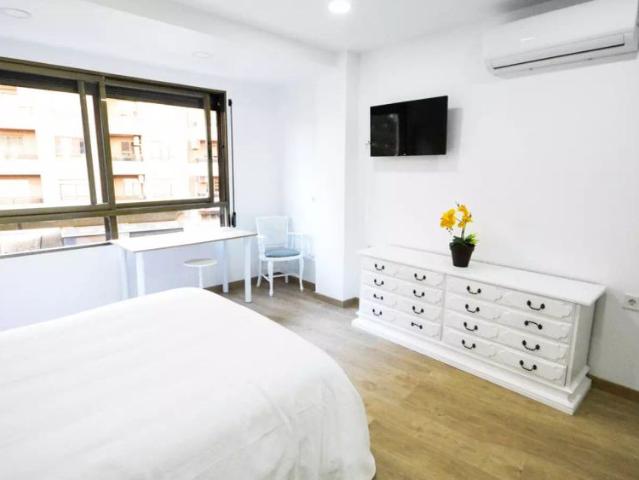 Room for rent in 5 bedroom apartment in Patraix