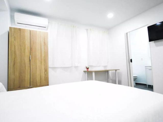 Room for rent in 5 bedroom apartment in Patraix