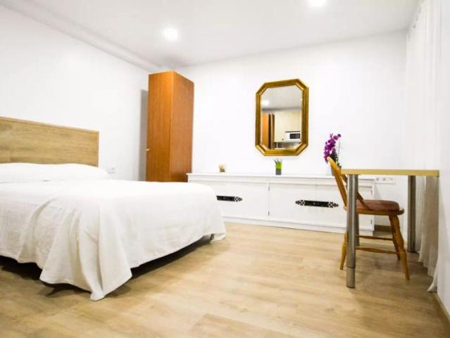 Room for rent in 5 bedroom apartment in Patraix