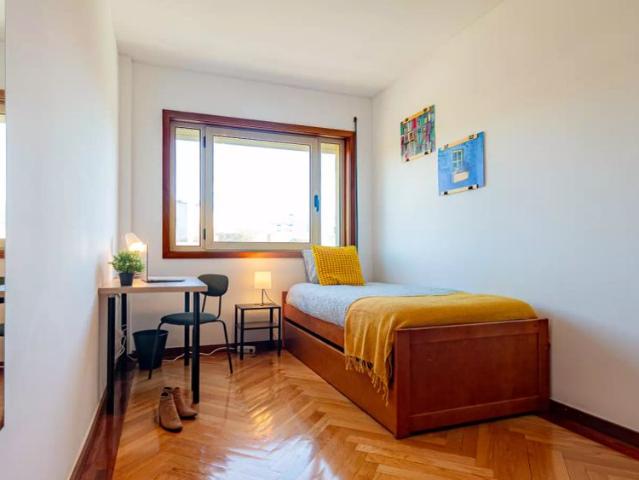 Room for rent in 5 bedroom apartment in Paranhos, Porto