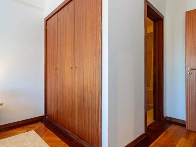 Room for rent in 5 bedroom apartment in Paranhos, Porto