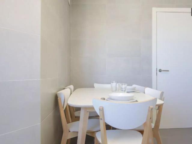 Room for rent in 5 bedroom apartment in Prosperidad