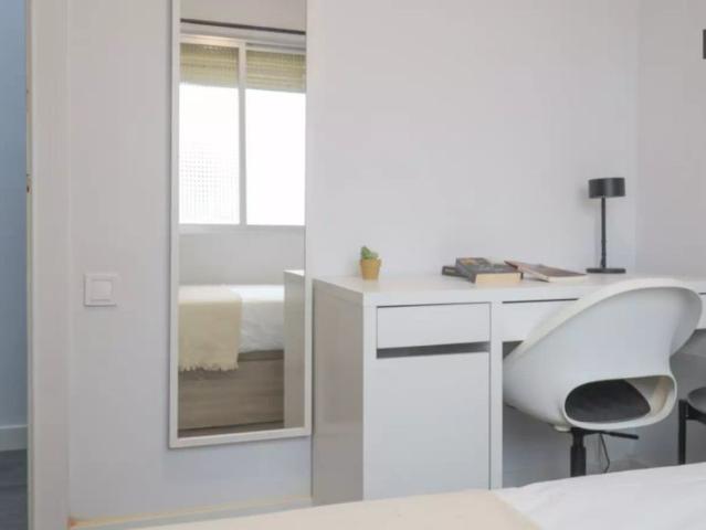 Room for rent in 5 bedroom apartment in Retiro