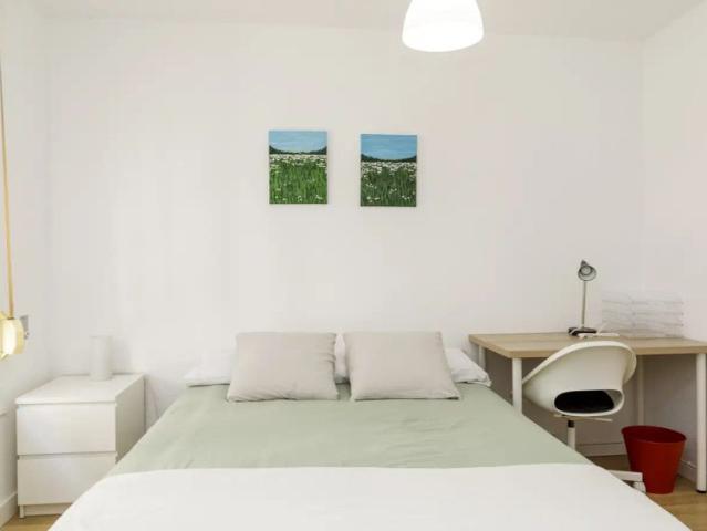 Room for rent in 5 bedroom apartment in the Old Town of Zaragoza