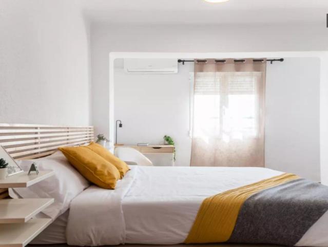 Room for rent in 5 bedroom apartment in Trinitat