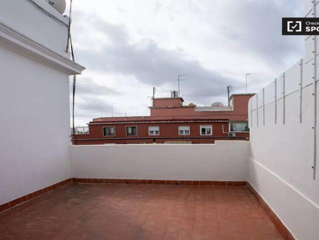 Room for rent in 5 bedroom apartment in Valencia