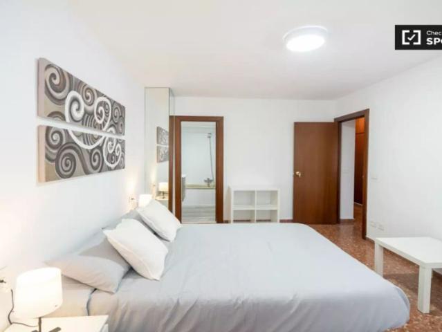 Room for rent in 5 bedroom apartment in Valencia