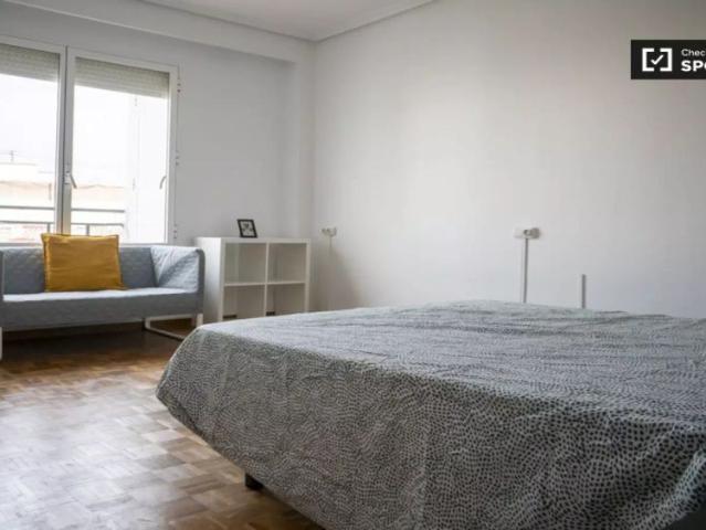 Room for rent in 5 bedroom apartment in Valencia