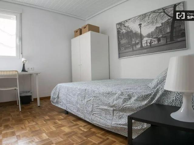 Room for rent in 5 bedroom apartment in Valencia