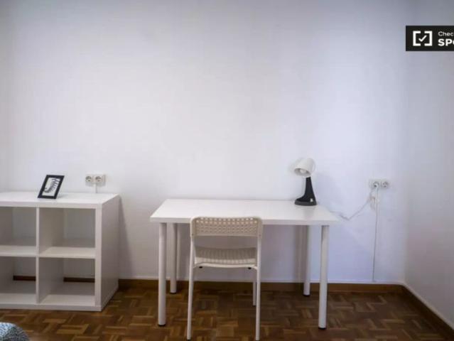Room for rent in 5 bedroom apartment in Valencia