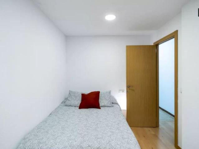 Room for rent in 5 bedroom apartment in Valencia
