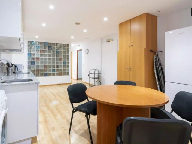 Room for rent in 5 bedroom apartment in Valencia