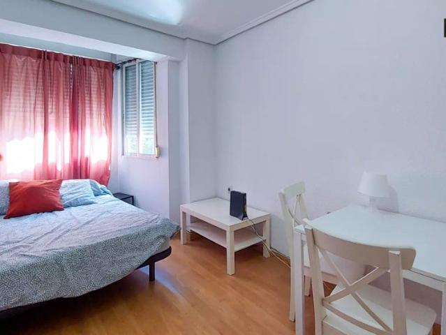 Room for rent in 5 bedroom apartment in Valencia