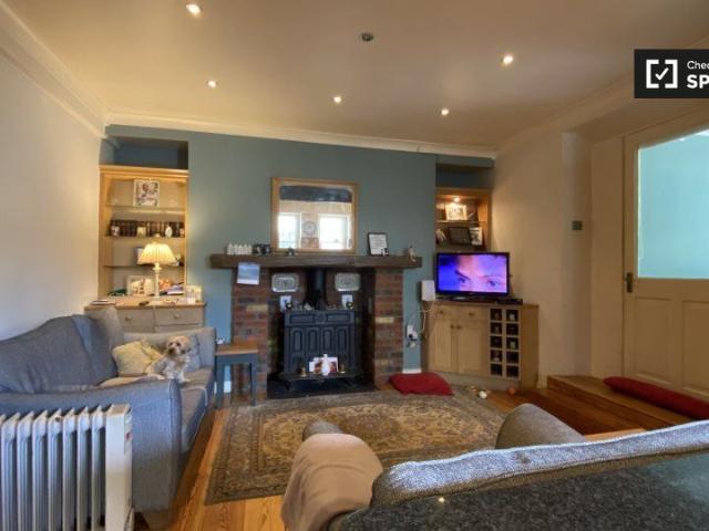 Room for rent in 5 bedroom house in Dublin