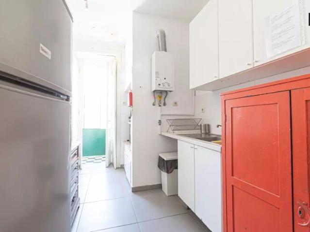 Room for rent in 6 bedroom apartment in Arroios, Lisbon