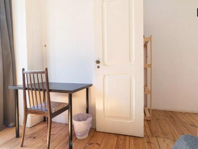 Room for rent in 6 bedroom apartment in Arroios, Lisbon