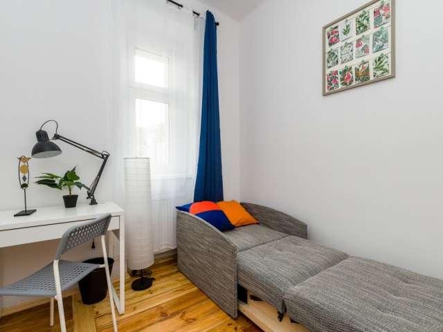Room for rent in 6 bedroom apartment in Łazarz, Poznan