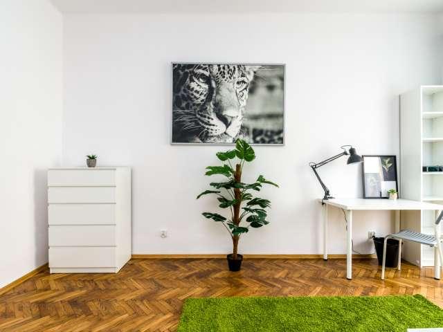 Room for rent in 6 bedroom apartment in Łazarz, Poznan