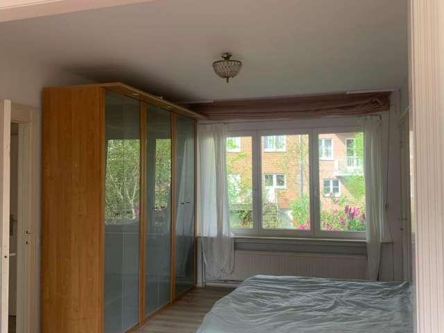 Room for rent in 6 bedroom apartment in Brussels