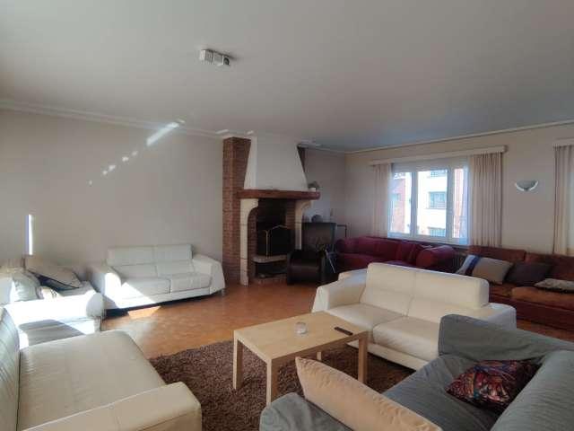 Room for rent in 6 bedroom apartment in Brussels